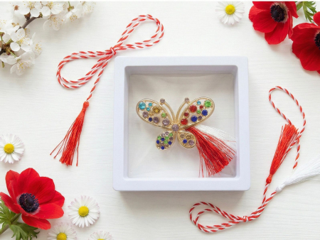 Martisoare - Brosa martisor fluturas auriu cu strasuri in cutie cu expunere 3D 9x9cm
