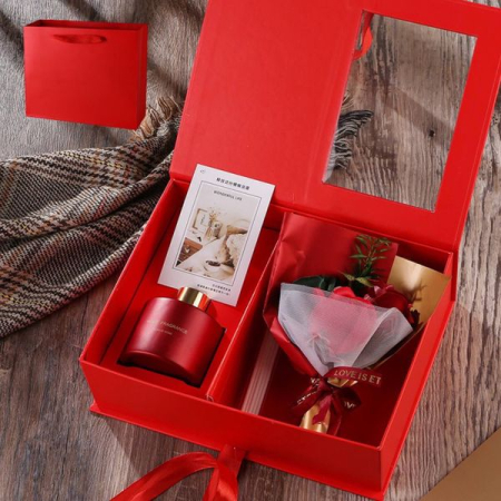 Idei de Cadouri - Set cadou premium rosu 25x19x9.5 cm cu flori decorative si difuzor parfum, cutie eleganta + punga