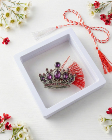 Martisoare - Brosa martisor coroana argintie cu pietre mov in cutie cu expunere 3D 9x9cm