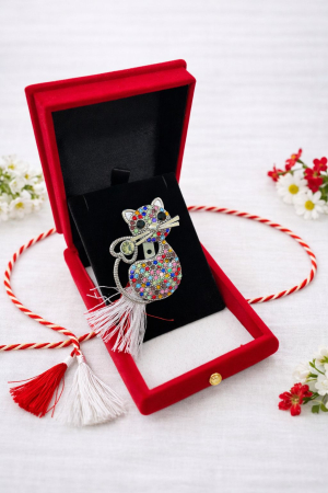 Martisoare - Brosa pisicuta argintie cu strasuri in cutie deosebita din catifea rosie 8.5cm