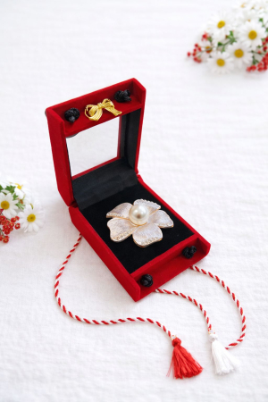 Martisoare - Brosa floare alba cu strasuri si perla, cutie catifea luxury 8.5cm