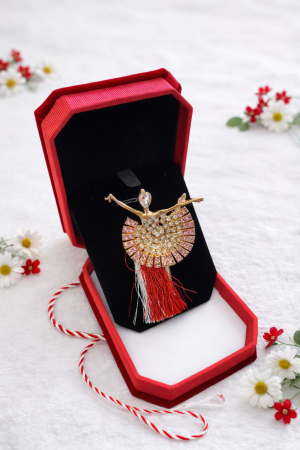 Martisoare - Brosa balerina aurie cu strasuri , martisor elegant, cutie catifea10x7.5x3 cm