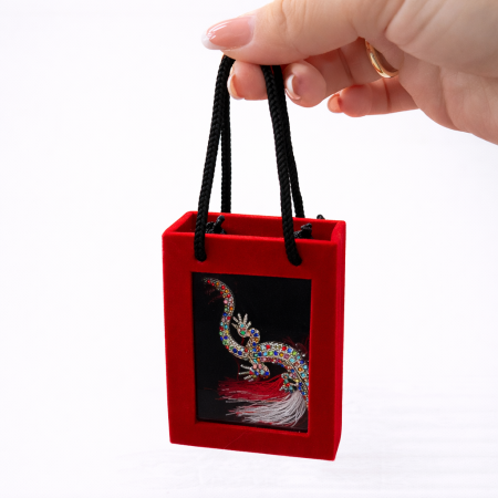 Martisoare - Brosa argintie soparla stilizata cu strasuri in cutie din catifea premium