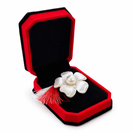 Martisoare - Brosa floare alba cu strasuri si perla, martisor elegant