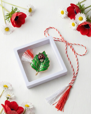 Martisoare - Brosa Martisor 5 cm, Buburuza pe frunza, in cutie 9x9 cm cu fereastra, cadou 1 Martie