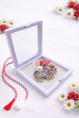 Martisoare - Brosa Martisor 5 cm, elefant multicolor, in cutie 9x9 cm cu fereastra, cadou 1 Martie