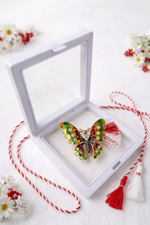 Martisoare - Brosa Martisor 5 cm, Fluture multicolor cu cristale, in cutie 9x9 cm cu fereastra, cadou 1 Martie