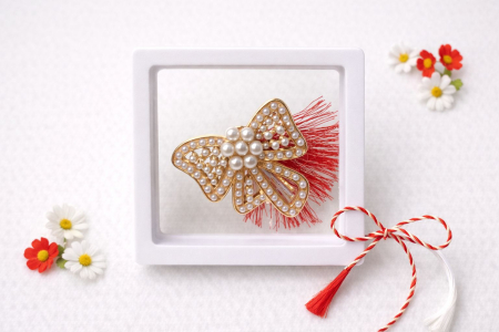 Martisoare - Brosa Martisor 5 cm, Funda cu cristale, in cutie 9x9 cm cu fereastra, cadou 1 Martie