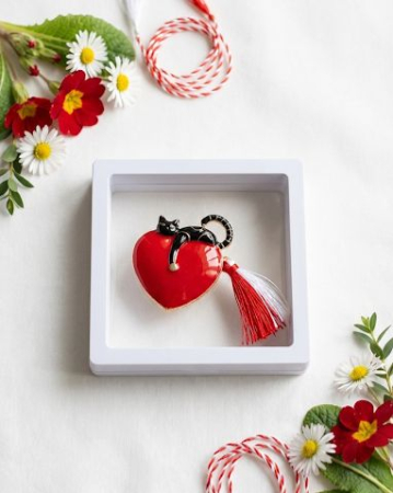 Martisoare - Brosa Martisor 5 cm, Inima cu pisica, in cutie 9x9 cm cu fereastra, cadou 1 Martie