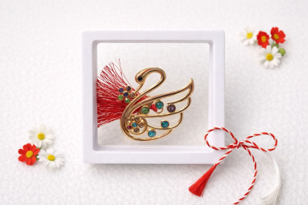 Martisoare - Brosa Martisor 5 cm, Lebada aurie cu cristale, in cutie 9x9 cm cu fereastra, cadou 1 Martie