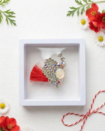 Martisoare - Brosa Martisor 5 cm, Paun cu cristale, in cutie 9x9 cm cu fereastra, cadou 1 Martie