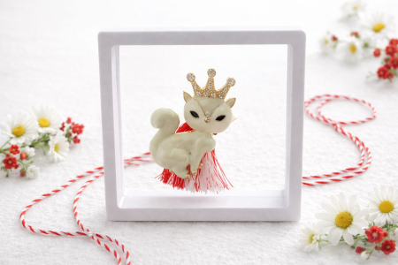 Martisoare - Brosa Martisor 5 cm, Vulpe cu coroana, in cutie 9x9 cm cu fereastra, cadou 1 Martie