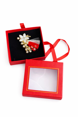 Martisoare - Brosa Martisor 5cm, Floare cu strasuri, in cutie gentuta 7x7 cm cu fereastra, cadou 1 Martie