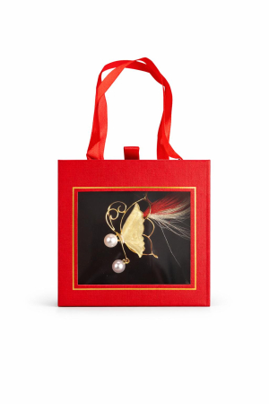 Martisoare - Brosa Martisor 5cm, Fluture cu perle, in cutie gentuta 7x7 cm cu fereastra, cadou 1 Martie