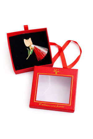 Martisoare - Brosa Martisor 5cm, Lalea, in cutie gentuta 7x7 cm cu fereastra, cadou 1 Martie