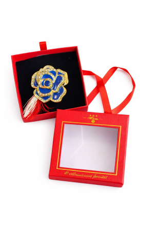 Martisoare - Brosa Martisor 5cm, Trandafir albastru, in cutie gentuta 7x7 cm cu fereastra, cadou 1 Martie