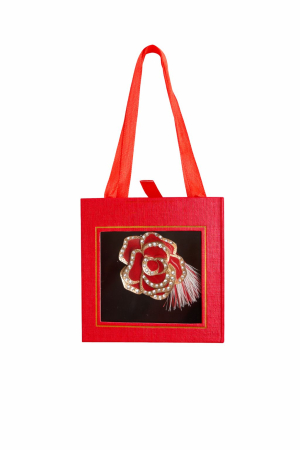 Martisoare - Brosa Martisor 5cm, Trandafir rosu, in cutie gentuta 7x7 cm cu fereastra, cadou 1 Martie