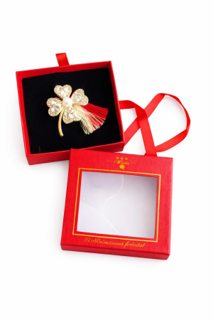 Martisoare - Brosa Martisor 5cm, Trifoi norocos, in cutie gentuta 7x7 cm cu fereastra, cadou 1 Martie