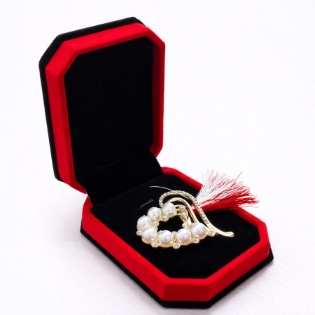 Martisoare - Brosa Martisor Inima cu Perle si Snur Alb-Rosu Cutie de Catifea