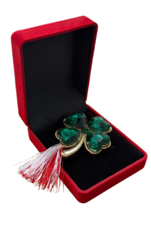 Martisoare - Brosa Trifoi Verde Martisor cu Cristale si Detalii Aurii in Cutie de Catifea