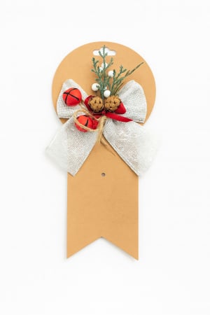 Decoratiuni si ornamente de Craciun - Fundita Decorativa Craciun Argintiu – Conuri Naturale si Clopotei Rosii – Decor Usa Cadouri 17x15cm