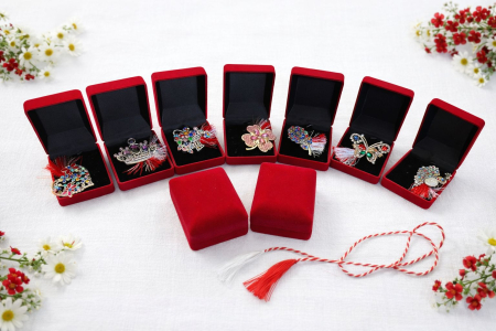 Martisoare - Oferta 9 brose modele mixte de 5 cm in cutie de catifea premium de 10x7 cm