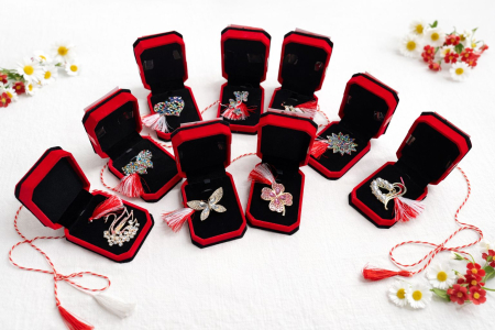 Martisoare - Oferta 9 brose modele mixte de 5 cm in cutie de catifea eleganta de 10x7 cm