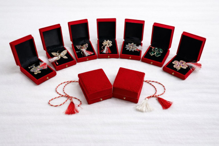 Martisoare - Oferta 9 brose modele mixte de 5 cm in cutie de catifea eleganta de 10x7 cm