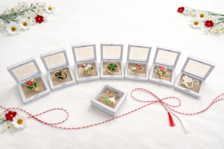 Martisoare - Oferta 9 brose modele mixte de 4 cm in cutie eleganta alba de 7x7 cm