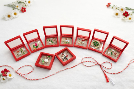 Martisoare - Oferta 9 brose modele mixte de 4 cm in cutie rosie eleganta de 7x7 cm