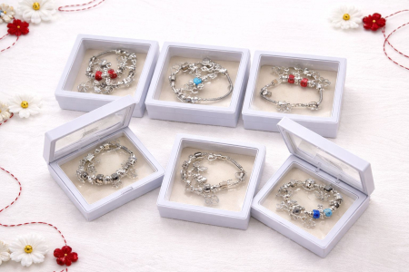 Martisoare - Set 12 Bratari Martisor Elegante, diverse modele, Cadou 1 Martie 9x9 cm