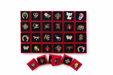 Brosa Martisor - Set 24 brose diverse in cutiute 4x4 cm rosii, cadou primavara elegant si colorat