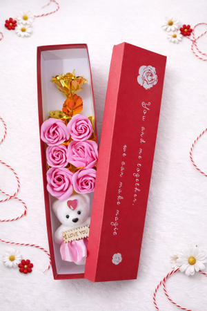 Aranjamente florale - Cutie cadou cu trandafiri roz si ursulet, mesaj I Love You, 33x7x7 cm