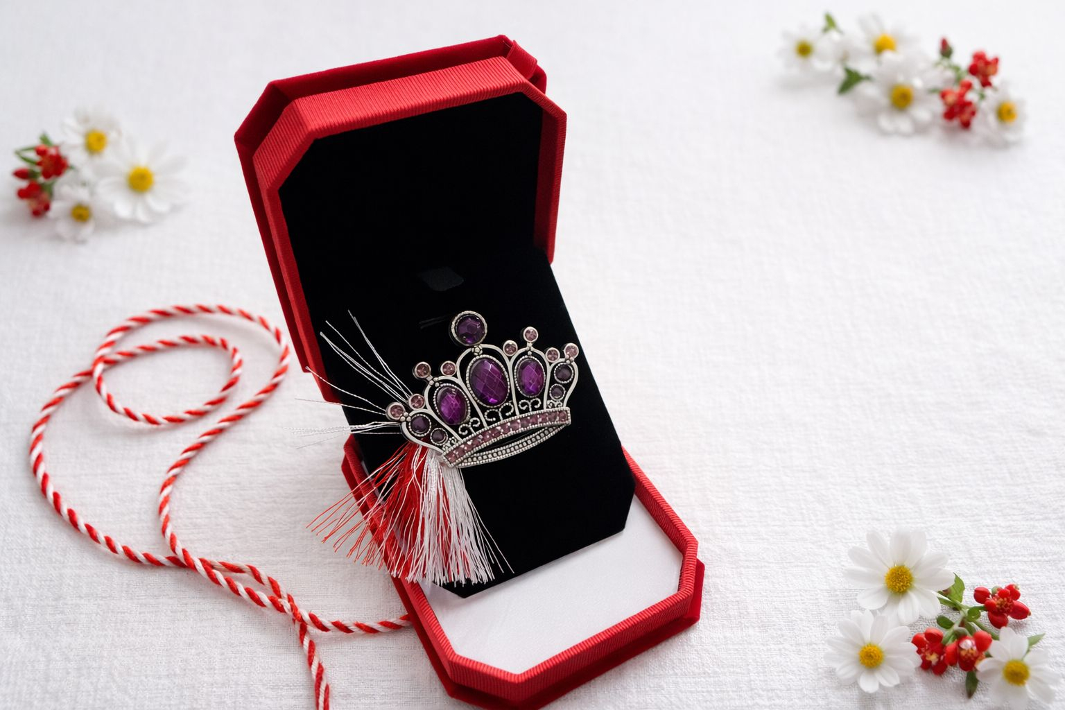 Brosa martisor coroana argintie cu pietre mov in cutie de catifea rosie, 10cm [1]