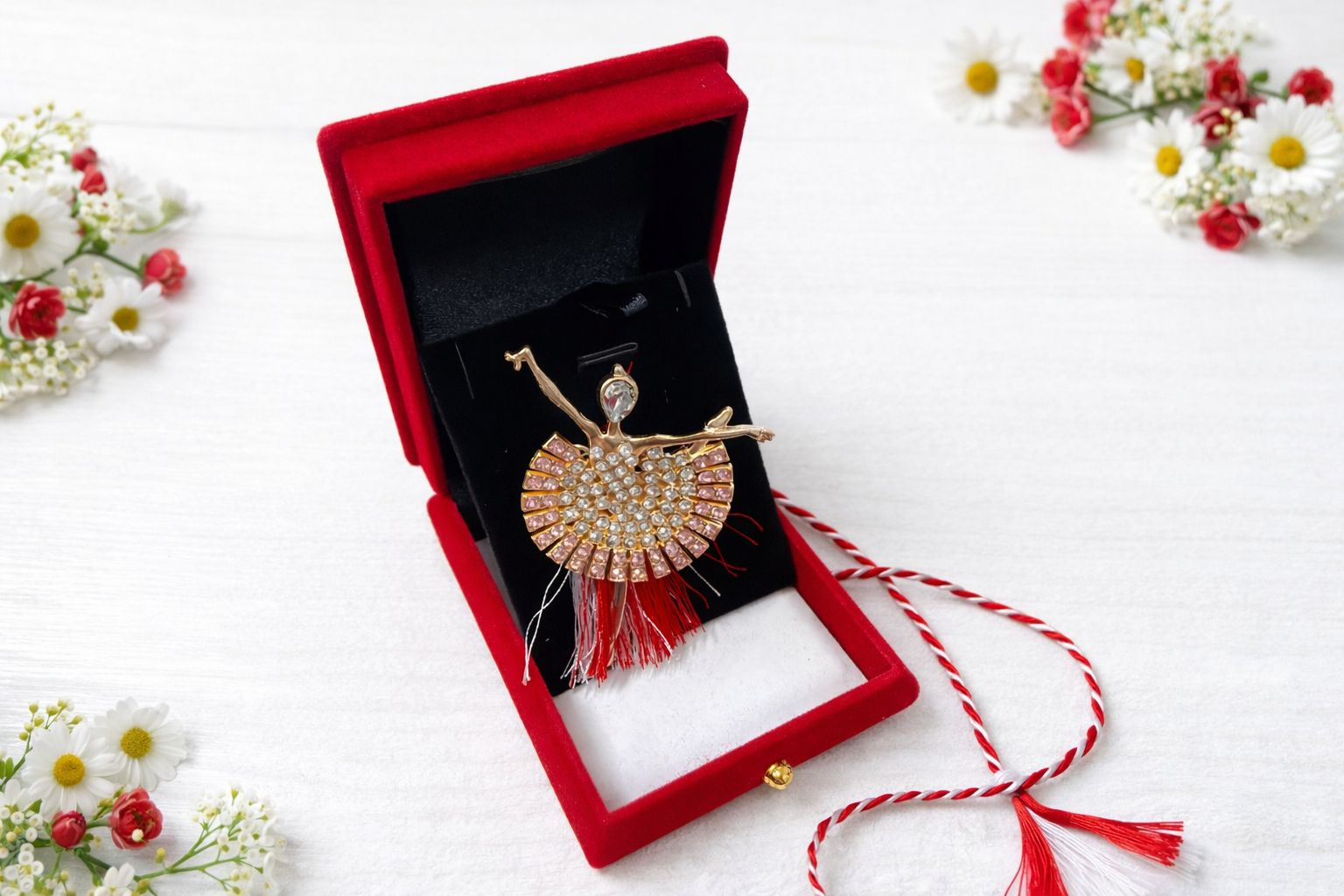 Brosa balerina aurie cu strasuri albe si roz in cutie catifea rosie cufar 9x7x3.5 cm [1]