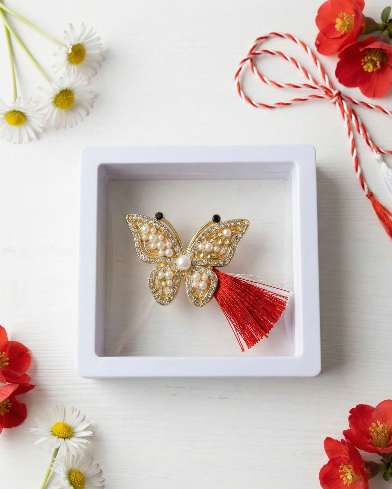 Brosa martisor fluturas dragut cu strasuri si perle albe in cutie 3D 9cm