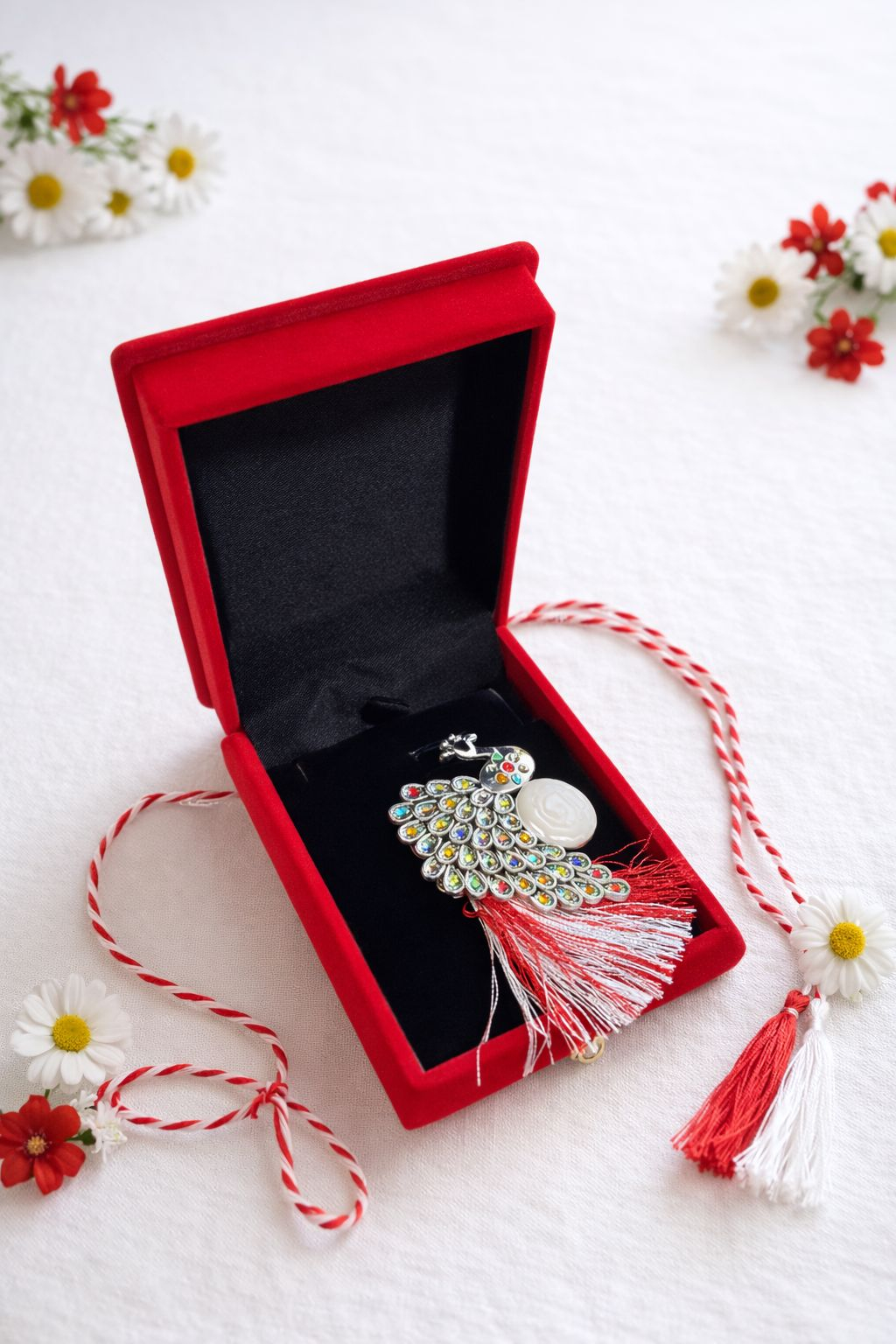 Brosa paun argintiu cu strasuri in cutie de catifea rosie tip cufar 8.5cm [1]