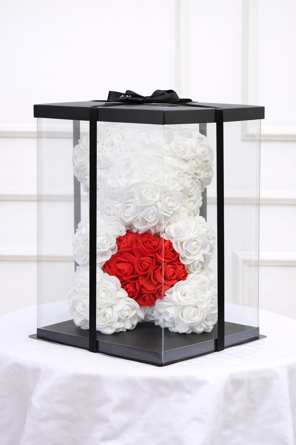 Ursulet decorativ din trandafiri din spuma alb cu inima rosie in cutie transparenta [1]