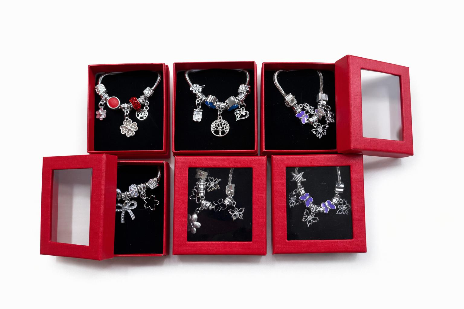 Bratara martisor accesorizata in cutie rosie cu fereastra 8.5x6cm [1]