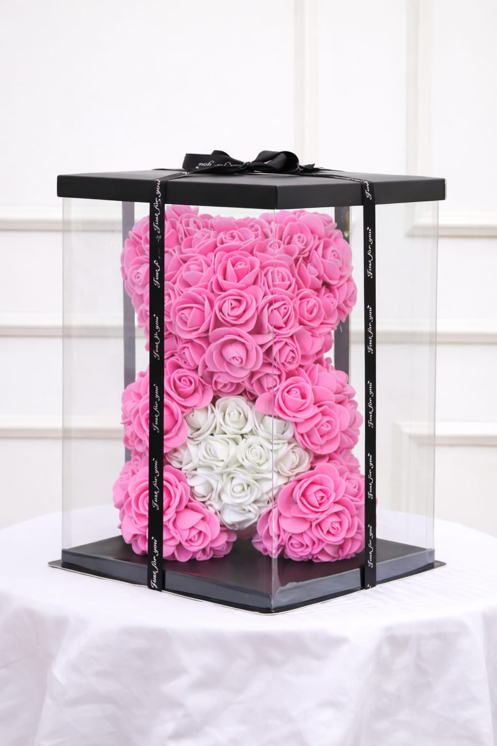 Ursulet decorativ din trandafiri din spuma roz intens cu inima alba in cutie transparenta [1]