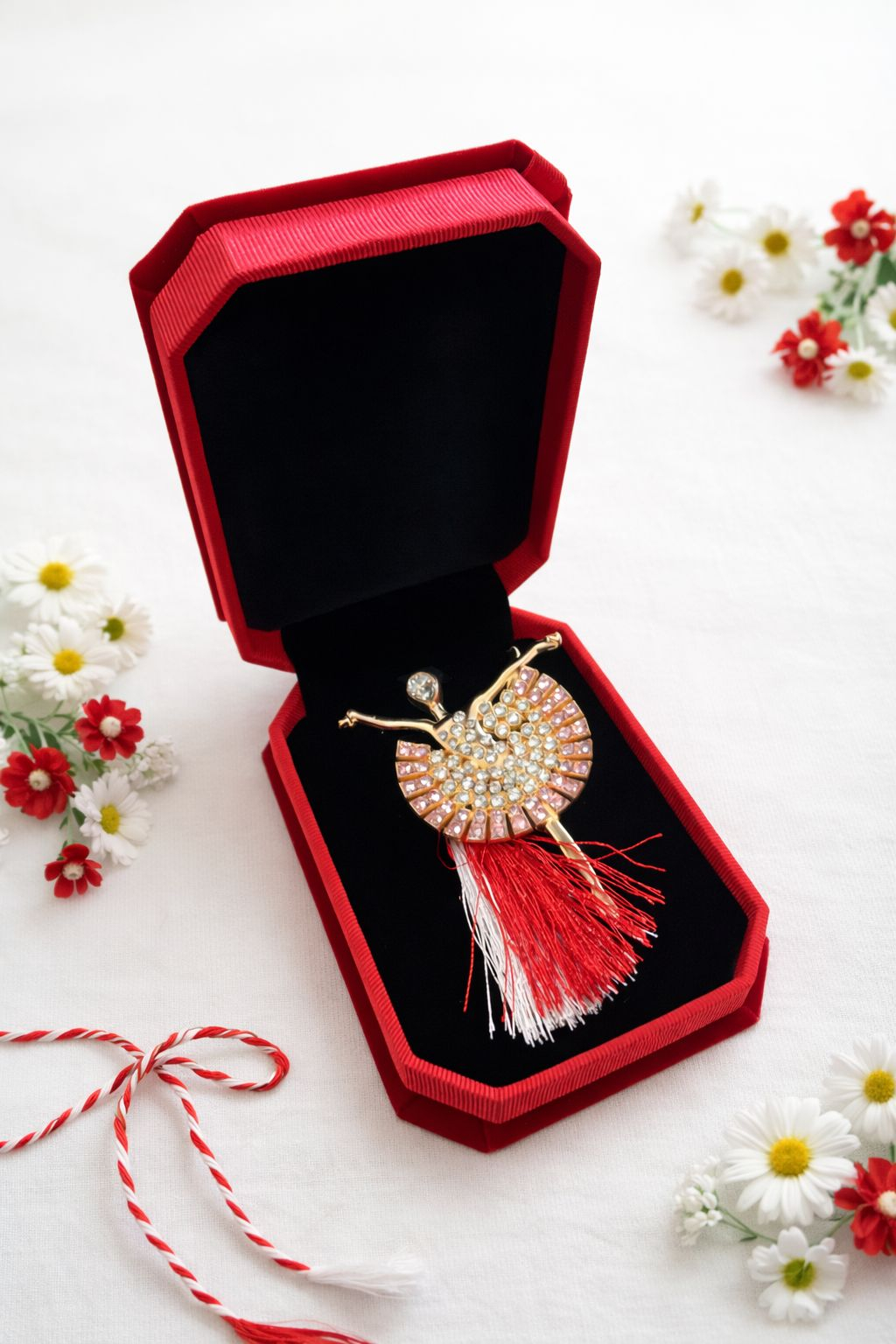 Brosa balerina aurie cu strasuri , martisor elegant, cutie catifea10x7.5x3 cm [1]