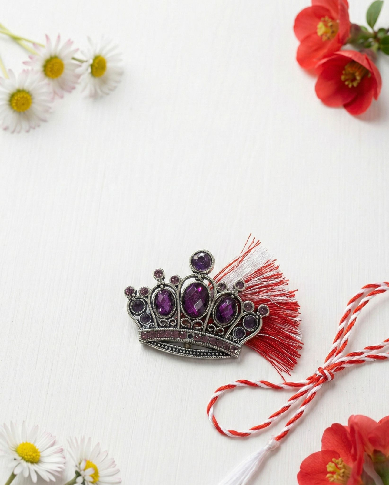 Brosa martisor coroana argintie cu pietre mov in cutie cu expunere 3D 9x9cm [2]