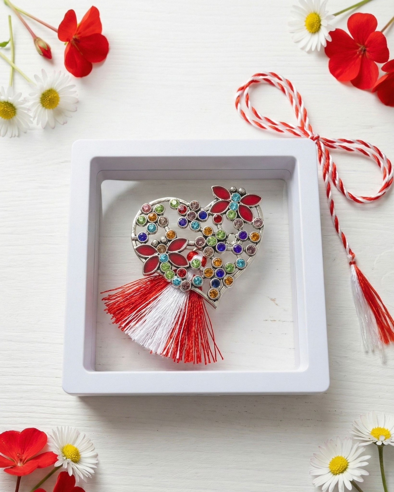 Brosa martisor inima argintie cu pietre in cutie cu expunere 3D, 9cm