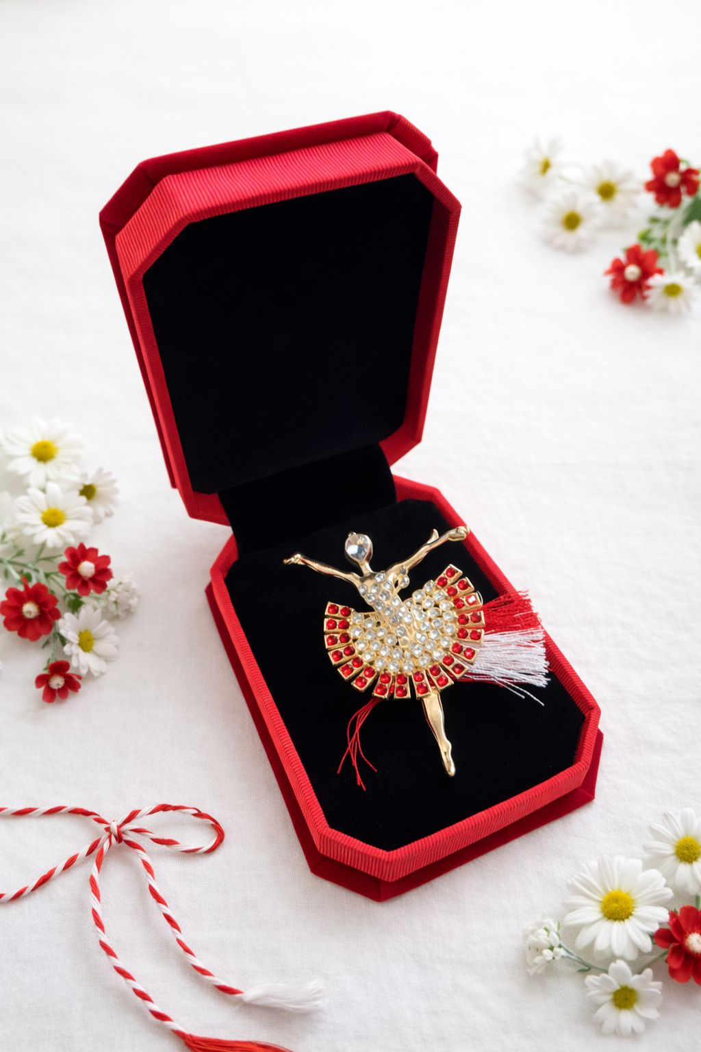 Brosa balerina aurie cu strasuri, martisor elegant, cutie catifea 10x7.5x3 cm [1]