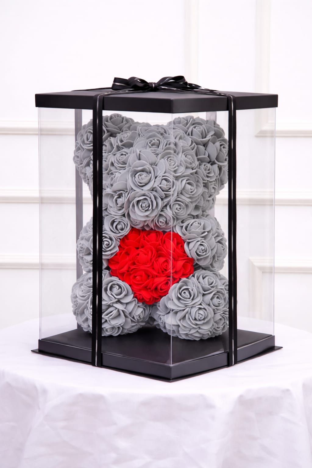 Ursulet decorativ din trandafiri din spuma gri cu inima rosie in cutie transparenta [1]