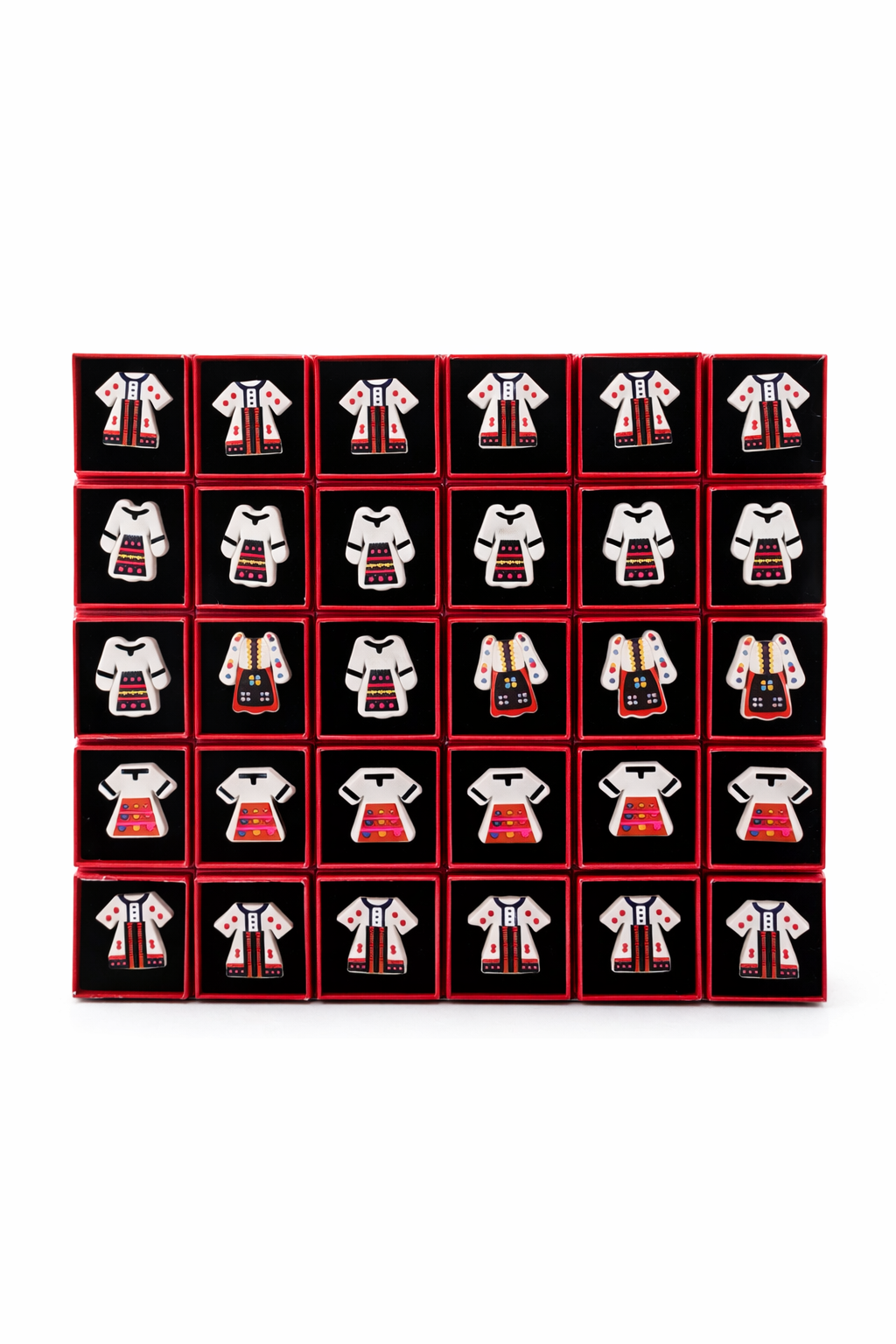 Set 36 Brose Martisor Traditionale in Cutie Individuala, Costume Populare, Cadou 1 Martie 4x4 cm
