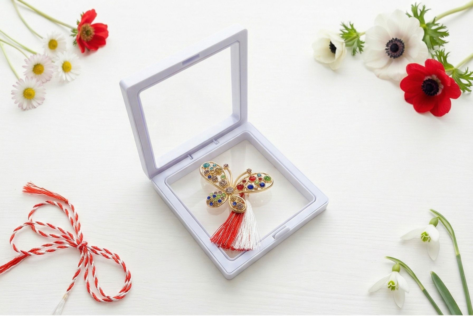 Brosa martisor fluturas auriu cu strasuri in cutie cu expunere 3D 9x9cm [2]