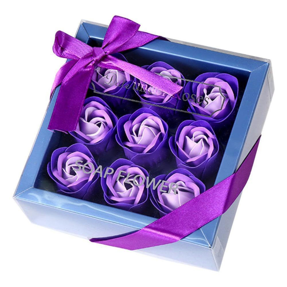 Aranjament trandafiri din sapun mov si lila in cutie eleganta cu capac transparent