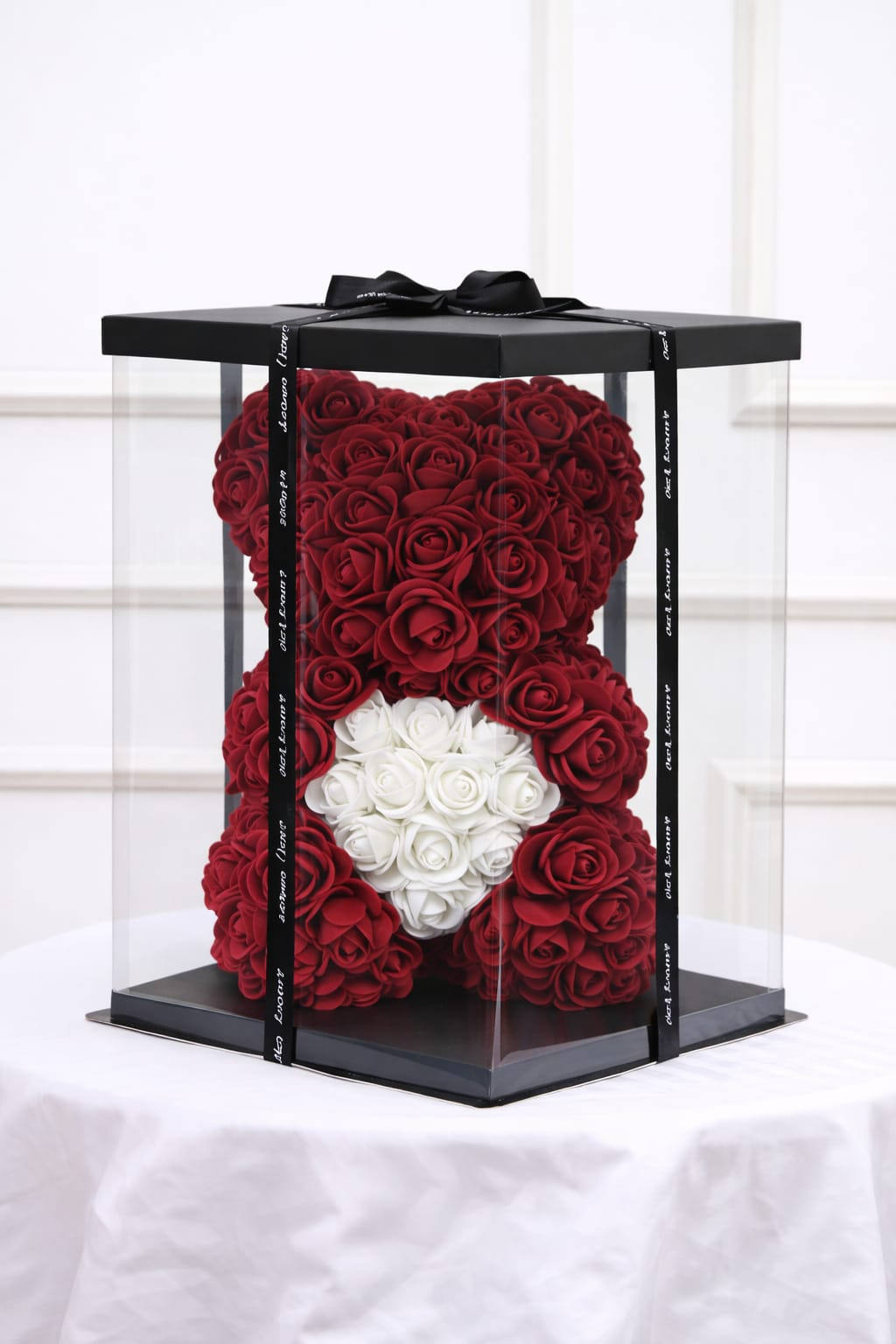 Ursulet decorativ din trandafiri din spuma bordo cu inima alba in cutie transparenta [1]