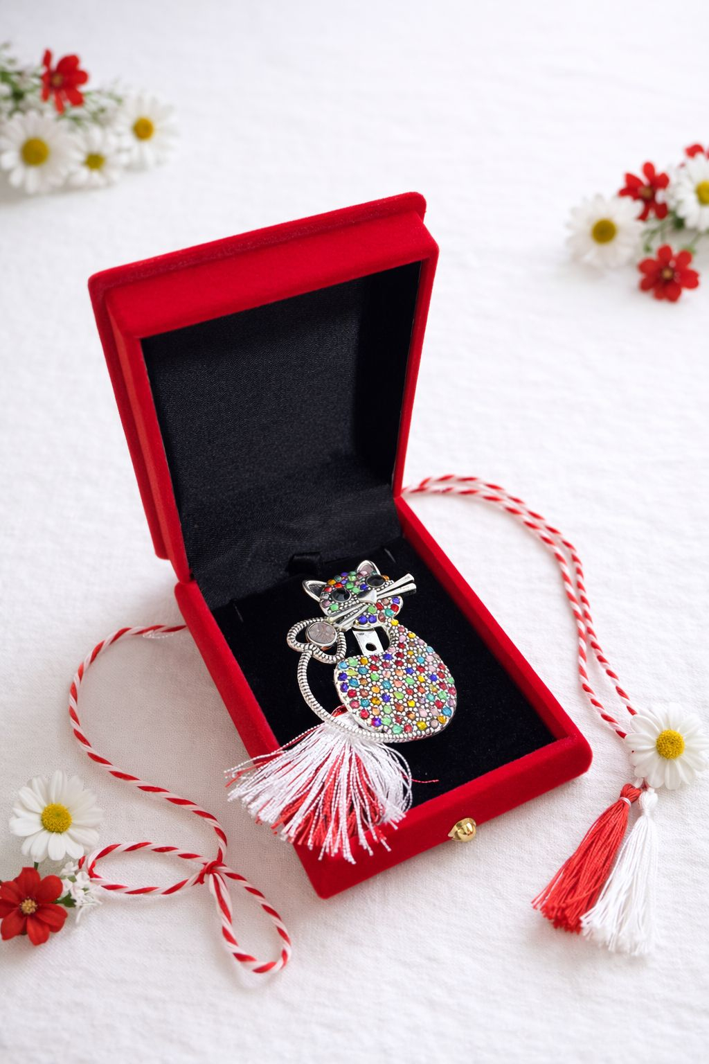 Brosa pisicuta argintie cu strasuri in cutie deosebita din catifea rosie 8.5cm [1]